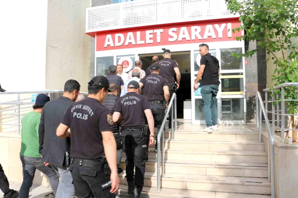 Diyarbakır\'da Adliyede Kavga: 1 Asker ve 5 Kişi Yaralandı, 11 Kişi Tutuklandı