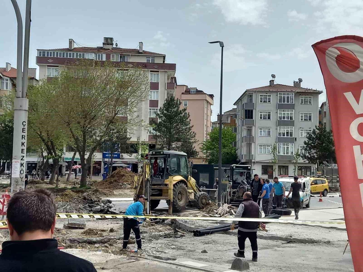 Tekirdağ Çerkezköy\'de Belediye Ekiplerinin Çalışması Sırasında Doğal Gaz Borusu Patlatıldı