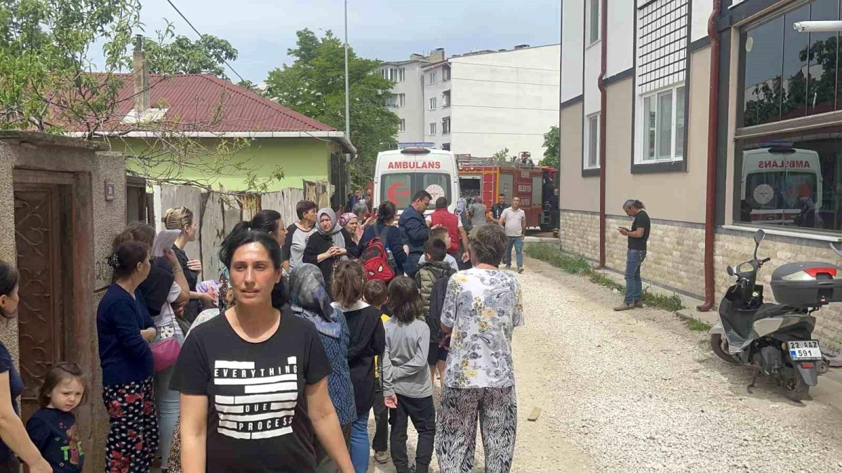 Edirne\'de 5 Katlı Apartmanın 2. Katında Çıkan Yangın Kontrol Altına Alındı
