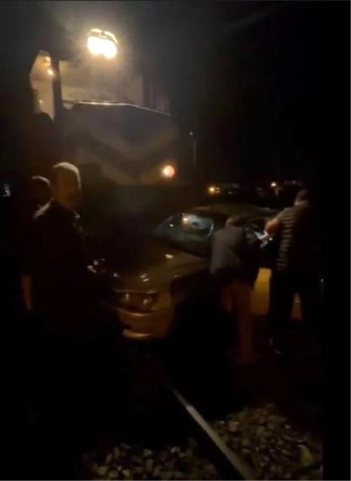 Elazığ\'da Trenle Çarpışan Otomobilde 2 Kişi Yaralandı