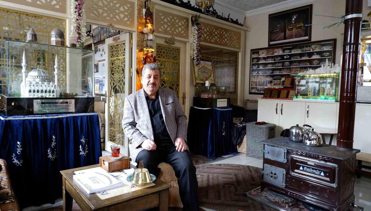 Doğan Hattatoğlu, Erzurum\'un tarihi eserlerinin maketlerini sergiliyor