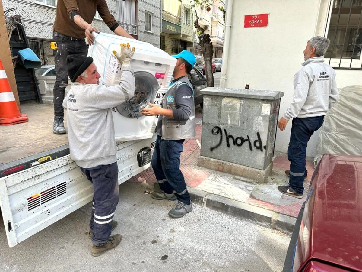 Manisa Büyükşehir Belediyesi, yangın mağduru aileye yardım eli uzattı