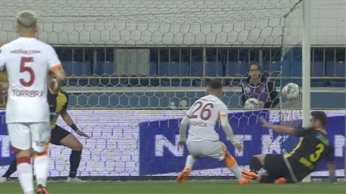 Galatasaray maçındaki penaltı ve öncesindeki pozisyon, ezeli rakipleri çileden çıkardı