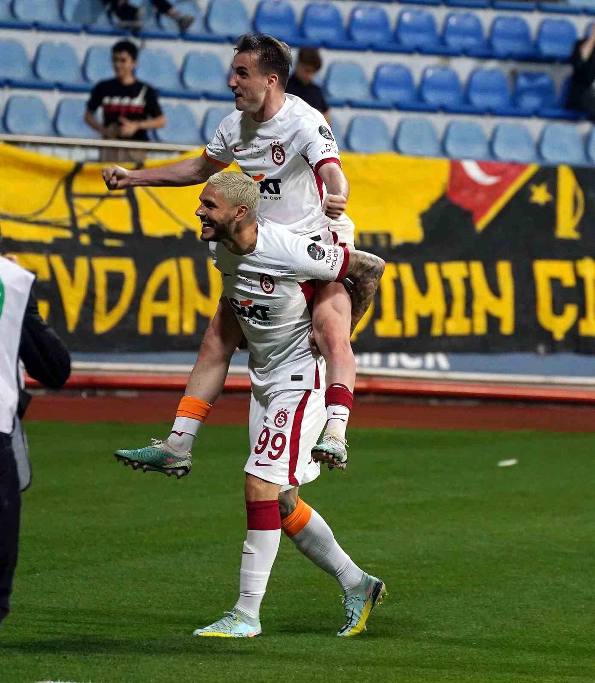 Galatasaray İstanbulspor\'u mağlup ederek puan farkını 8\'e çıkardı