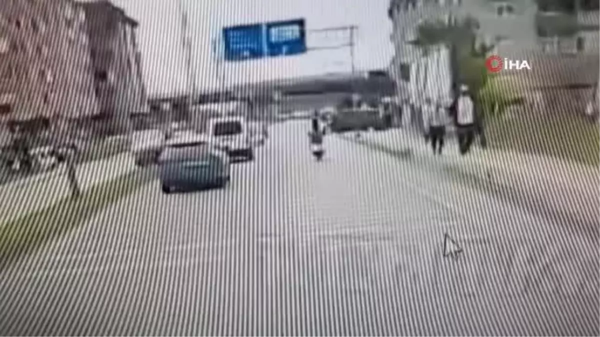 Hatalı dönen araç motosikletliye böyle çarptı