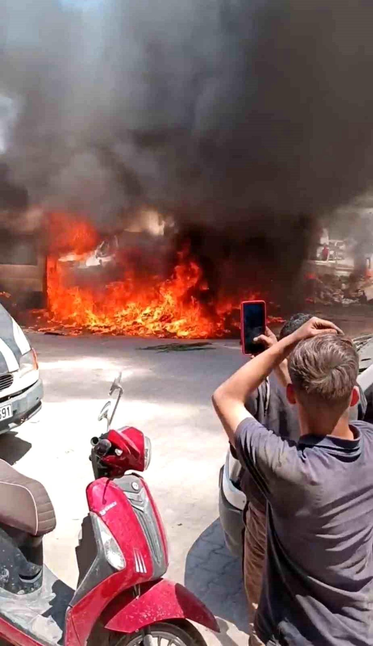 Antakya\'da minibüs yangını: Minibüs kullanılmaz hale geldi