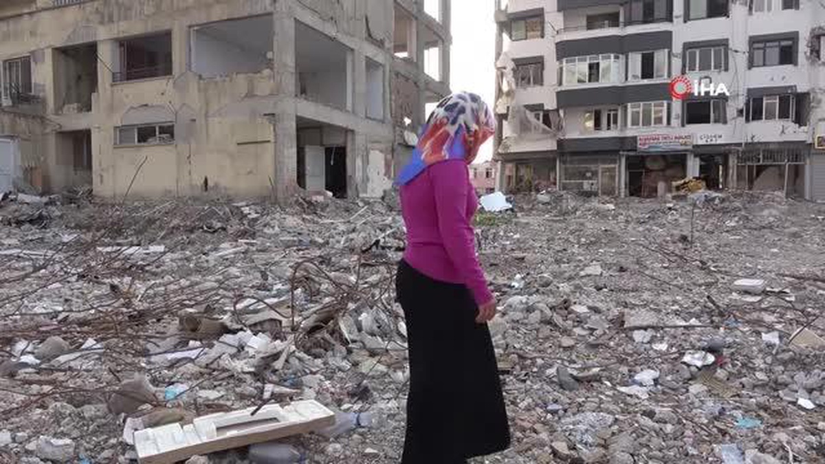 Hatay\'da depremde iş yerini kaybeden iş kadını her gün enkaz bölgesinde üzüntü yaşıyor