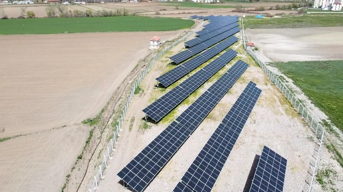 Sivas\'ta kurulan Güneş Enerji Santrali ilçenin elektrik ihtiyacını karşılıyor