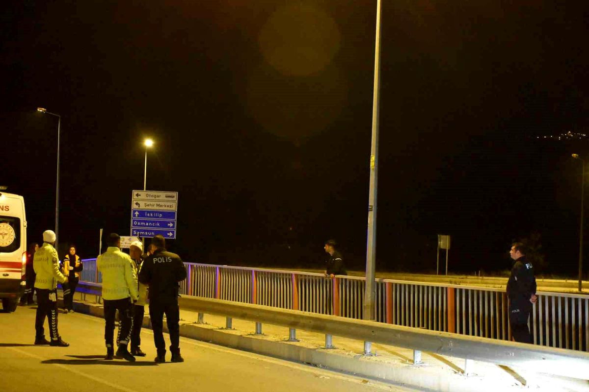 Köprüde intihara kalkışan genç sebebiyle Kastamonu\'da yol trafiğe kapatıldı