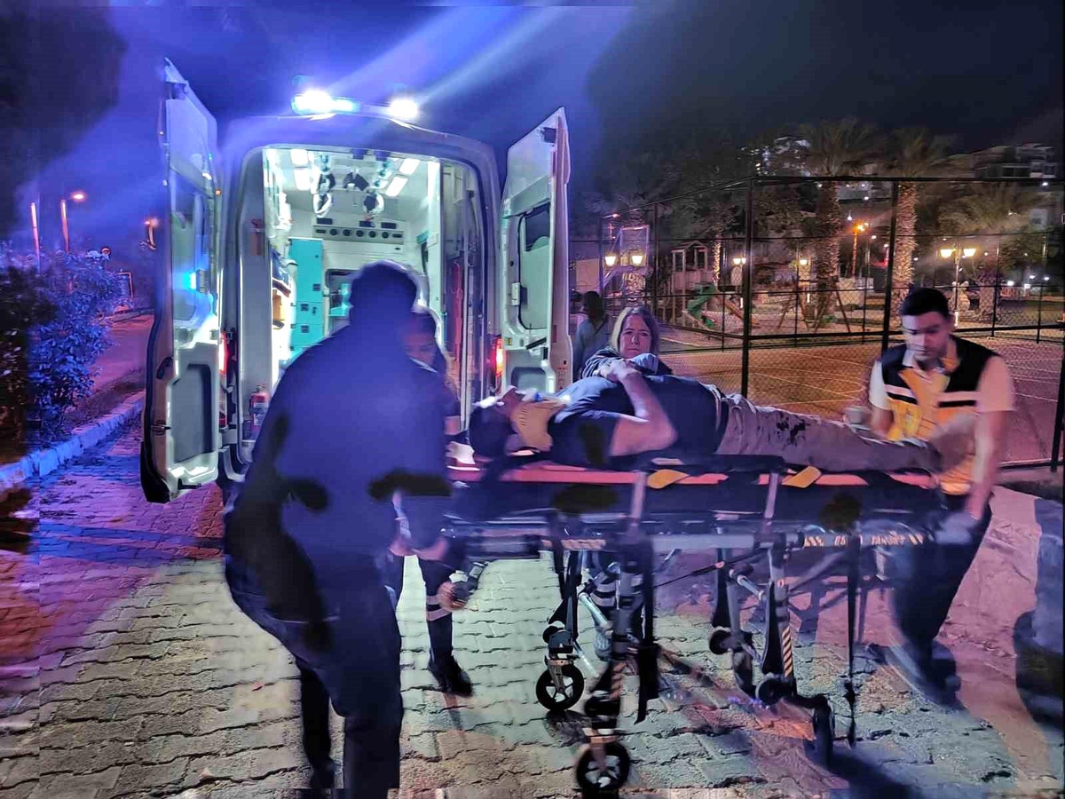 Kuşadası\'nda İzinsiz Kullanılan Otomobil Kazası: Yaralı Arkadaşını Bırakarak Kaçtı