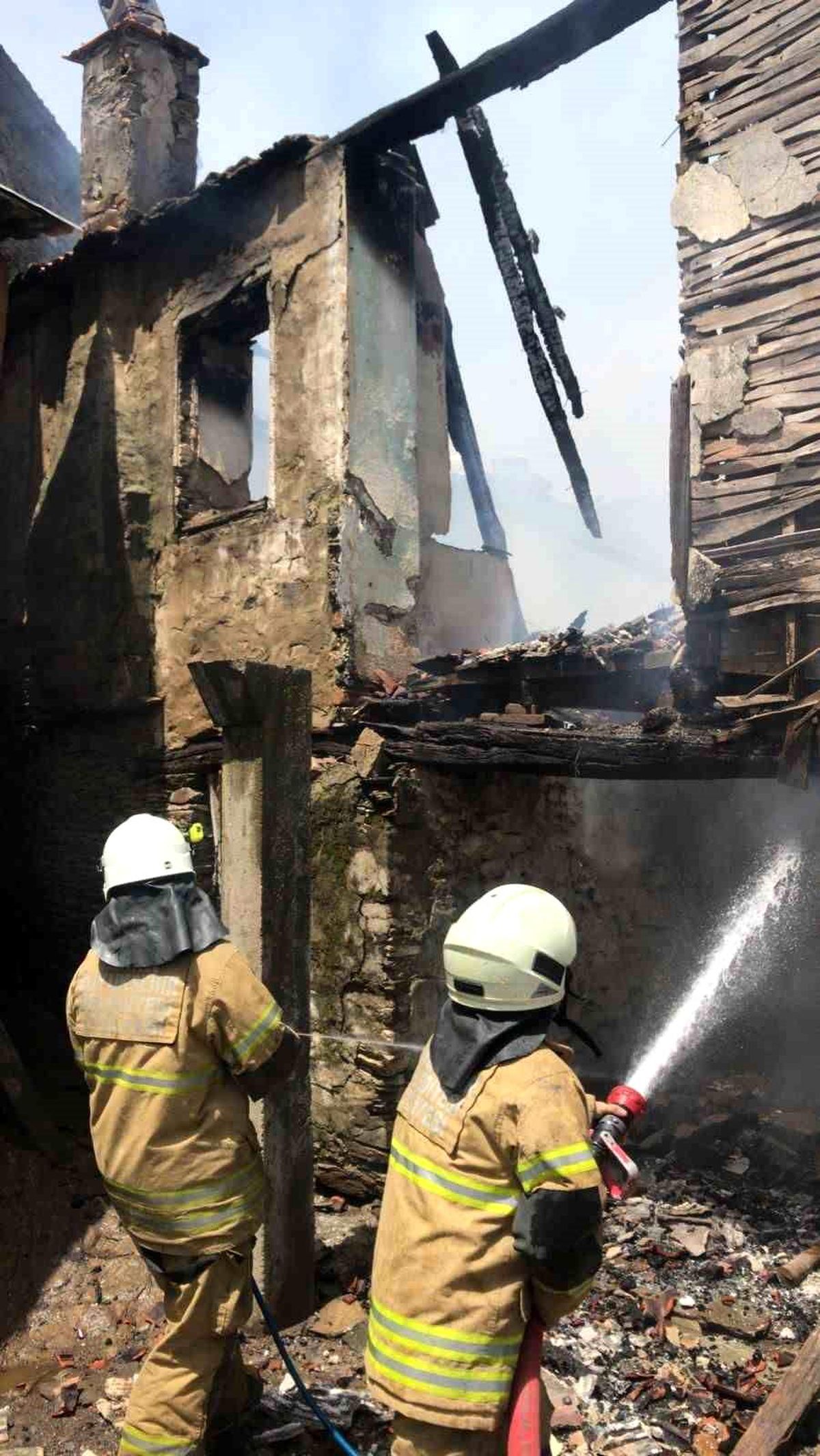 İzmir Bayındır\'da Müstakil Evde Çıkan Yangın Kontrol Altına Alındı