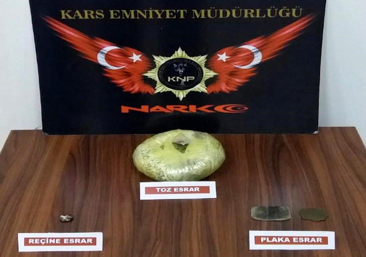 Kars\'ta Uyuşturucu Operasyonu: Narkotik Köpeği Daxo İle Yakalanan 4 Kişi Tutuklandı