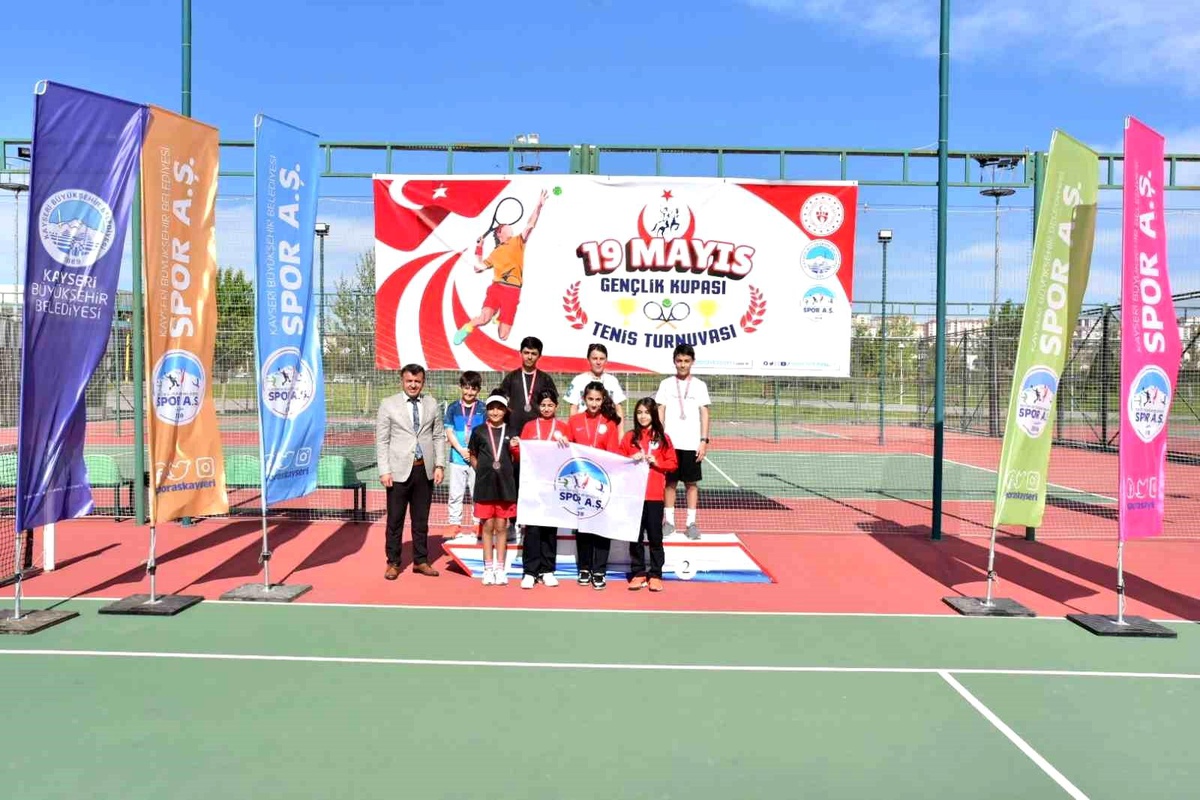 Kayseri\'de 115 Sporcunun Katıldığı 19 Mayıs Gençlik Kupası Tenis Turnuvası Sona Erdi