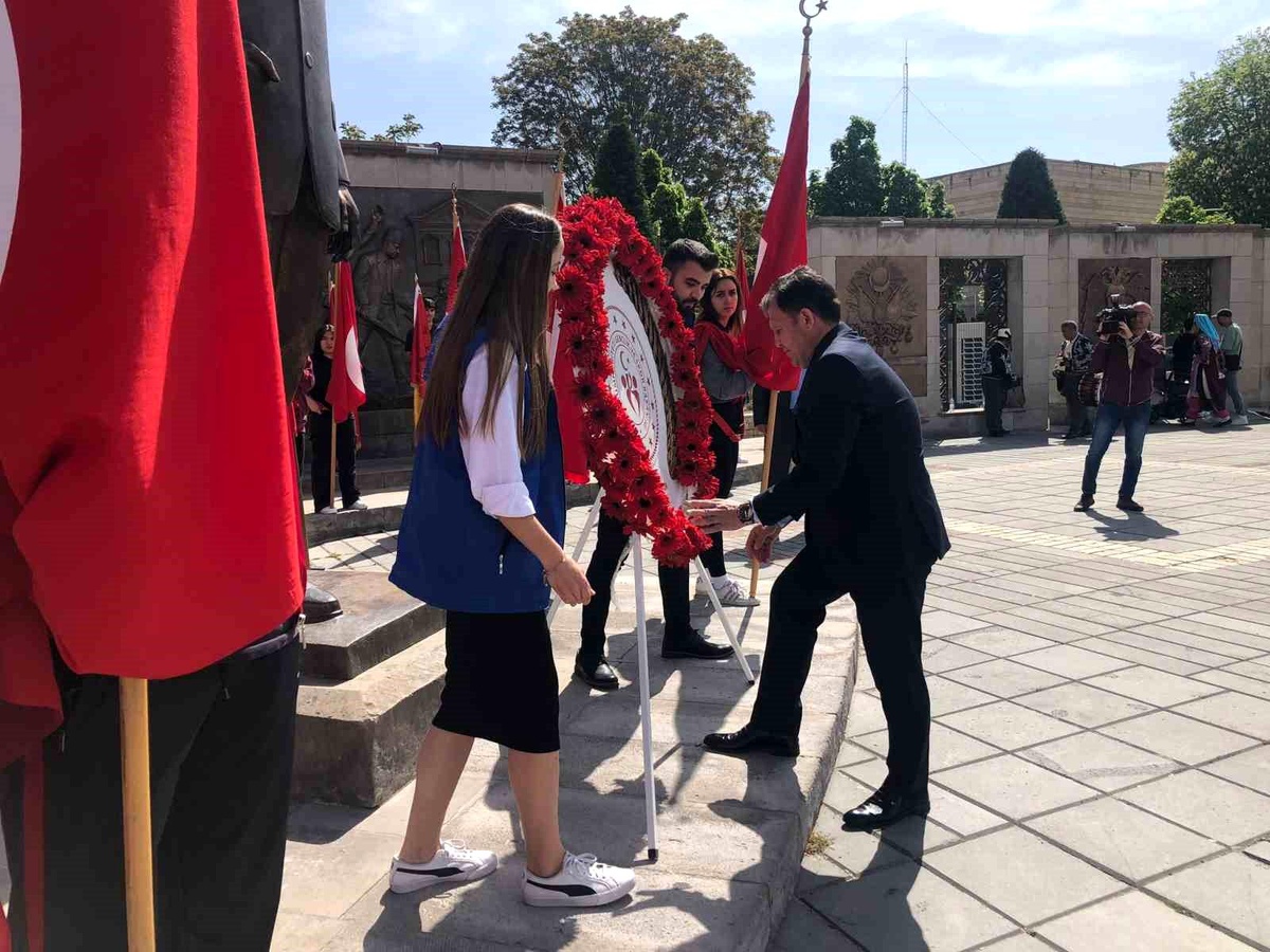 Kayseri\'de Gençlik Haftası, çelenk töreni ile başladı