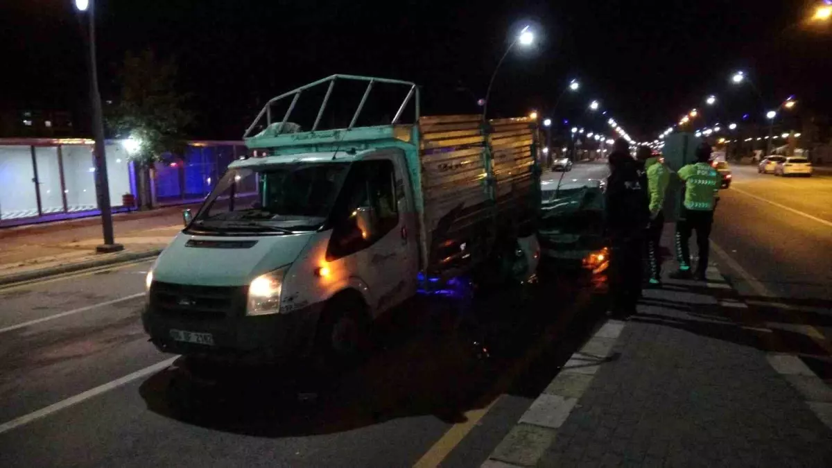 Malatyada Otomobil Kamyonete Çarptı: 1 Yaralı