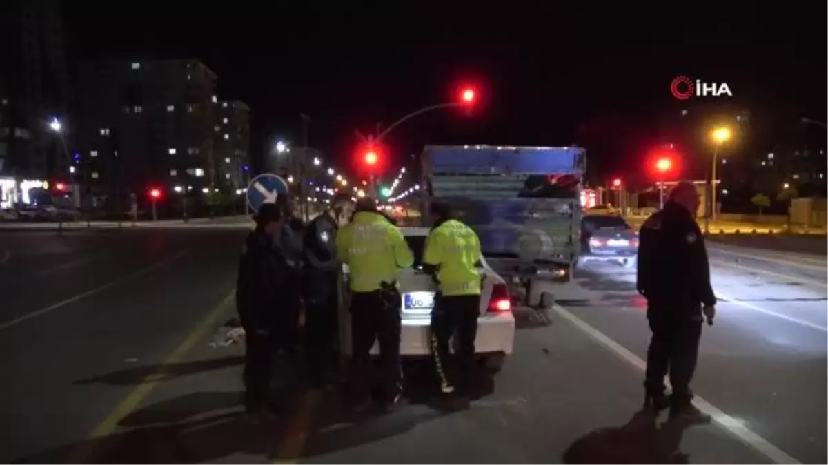 Kontrolden çıkan araç kırmızı ışıkta bekleyen kamyonete ok gibi saplandı