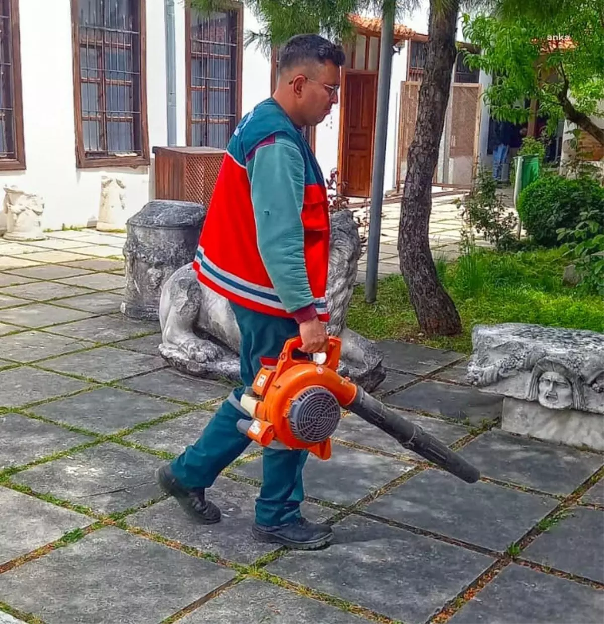 Menteşe Belediyesi, Kamu Kurumlarındaki Yeşil Alanların Bakımını Yapıyor