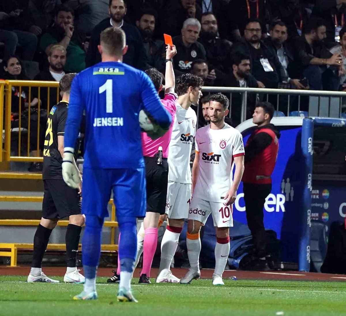 Galatasaraylı Zaniolo İstanbulspor maçında kırmızı kart gördü
