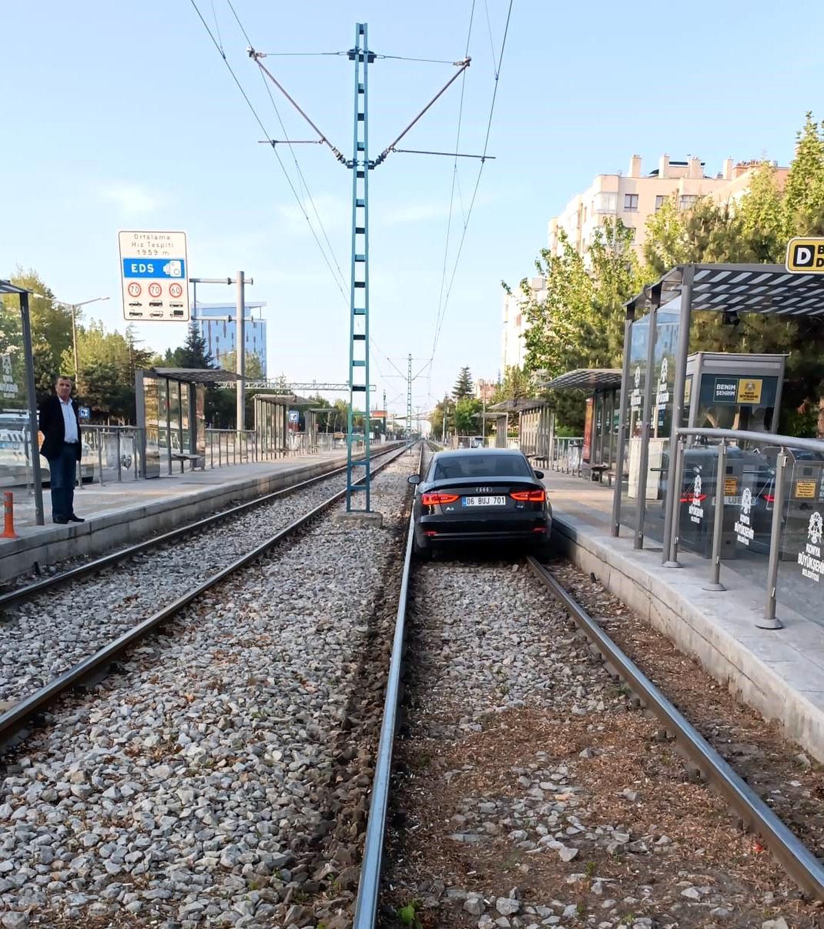 Konya\'da Alkollü Sürücü Tramvay Yoluna Girdi