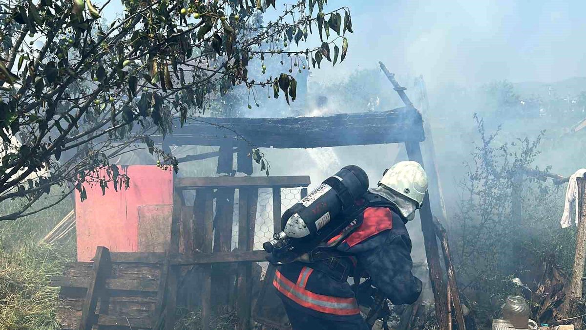 Düzce\'de Odunlukta Çıkan Yangın İtfaiye Ekipleri Tarafından Söndürüldü