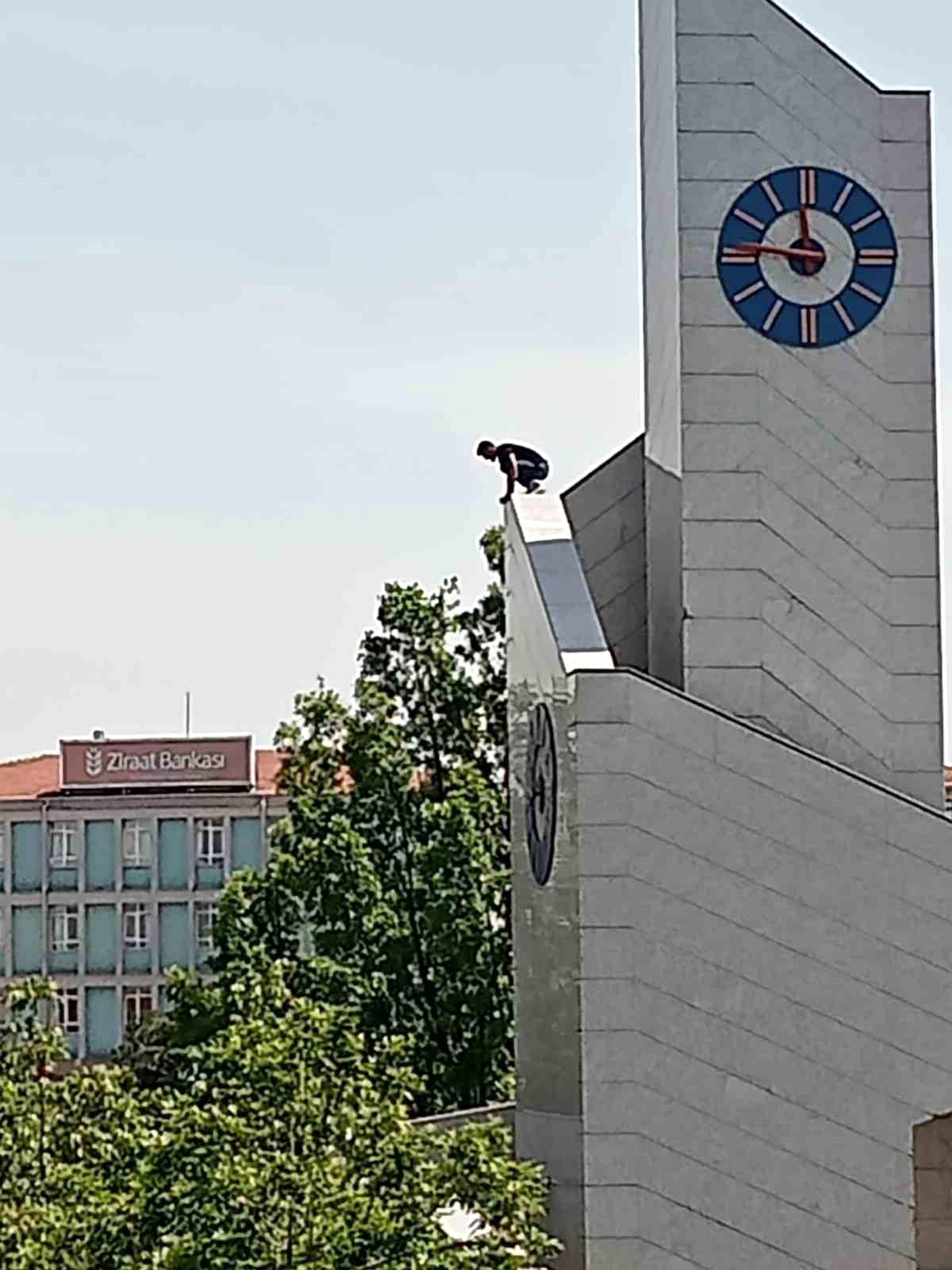 Ankara\'da Saat Kulesine Tırmanan Genç Tehlikeli Hareketler Sergiledi