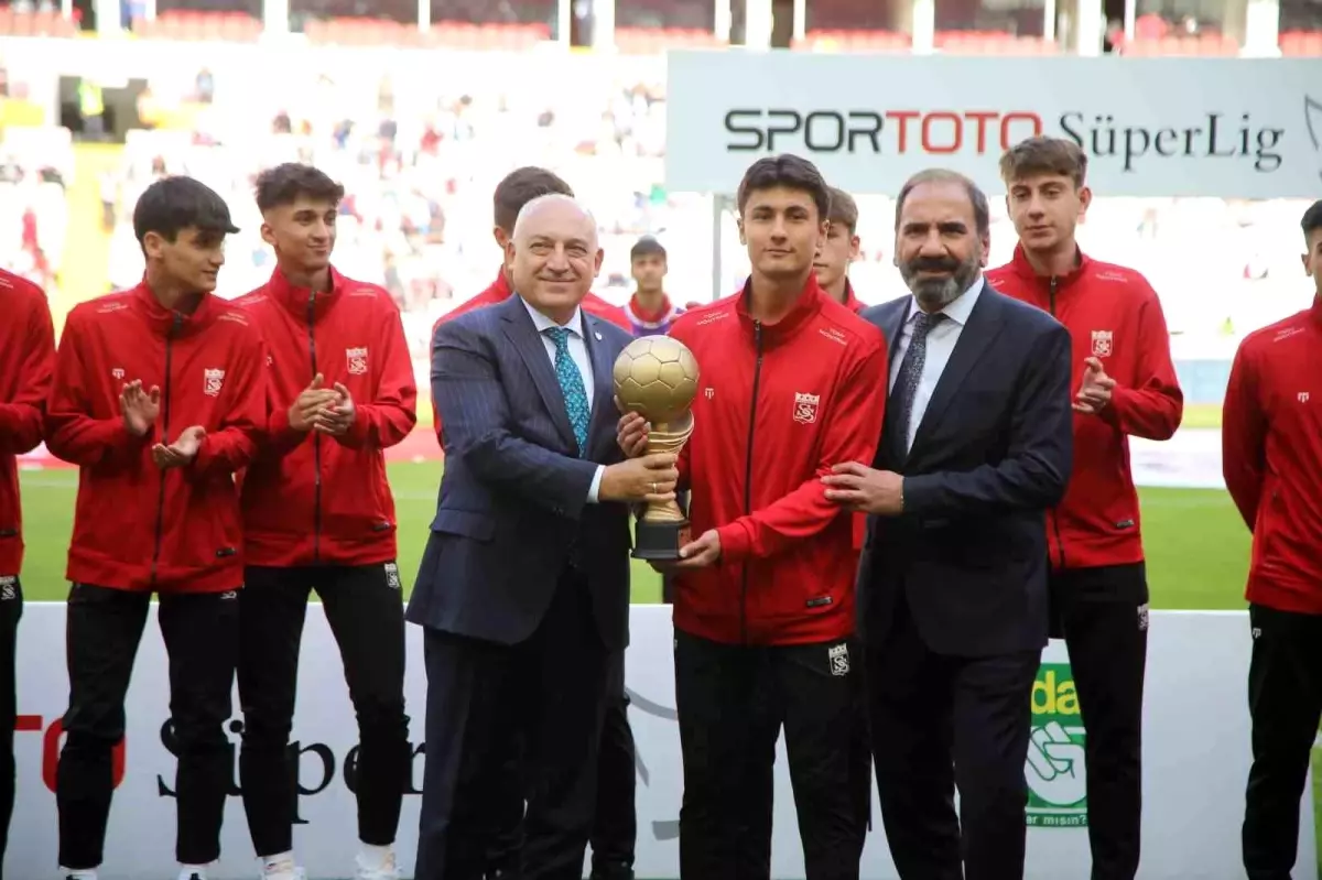 TFF Başkanı Mehmet Büyükekşi, Sivasspor U17 takımına şampiyonluk kupasını takdim etti