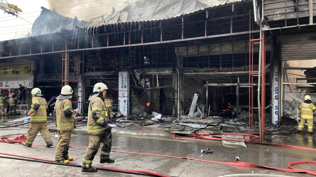 İzmir\'de Sanayi Sitesinde Çıkan Yangın 4 İşletmeye Sıçradı