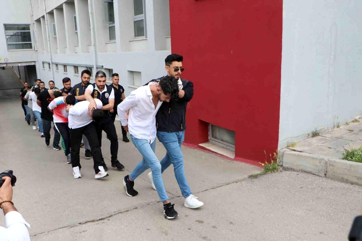 Adana polisi Sazan sarmalı yöntemiyle dolandırıcılık yapan 8 şüpheliyi yakaladı