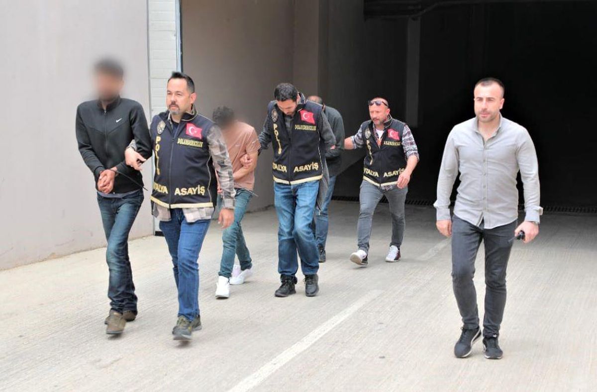 Antalya\'da Otomobil Dolandırıcılığı Yapan 3 Şüpheli Yakalandı