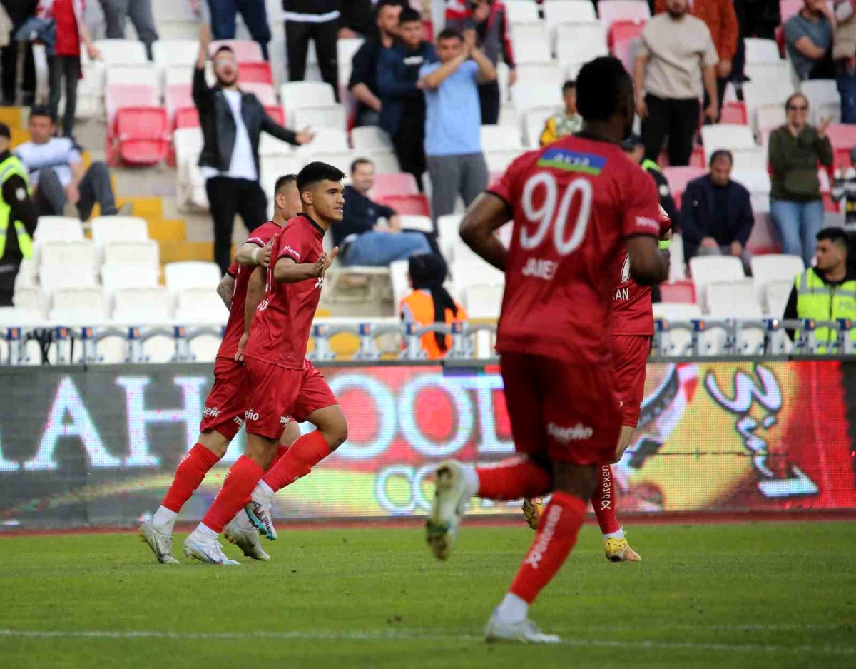 Sivasspor\'un genç oyuncusu Emre Gökay siftah yaptı