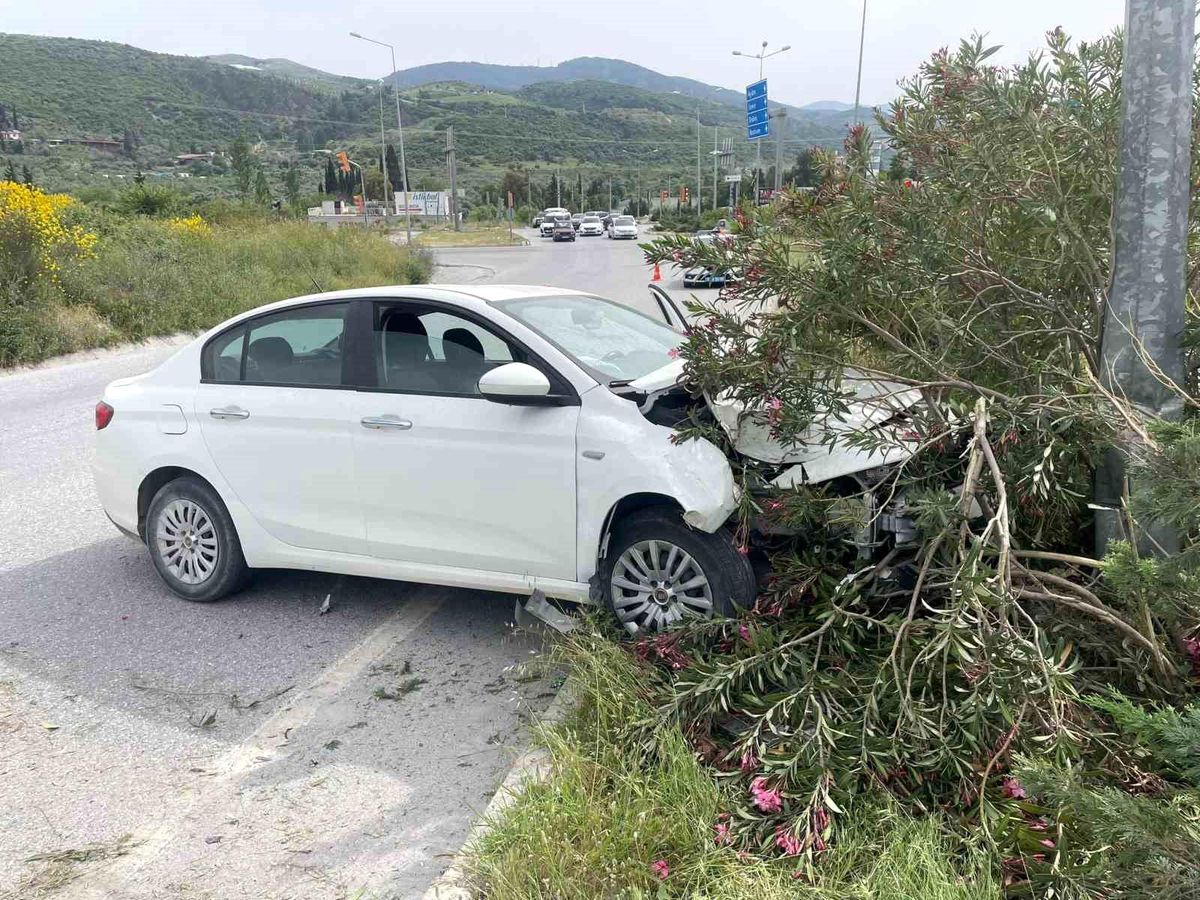 Lastiği Patlayan Araç Refüje Çıkıp Aydınlatma Direğine Çarptı