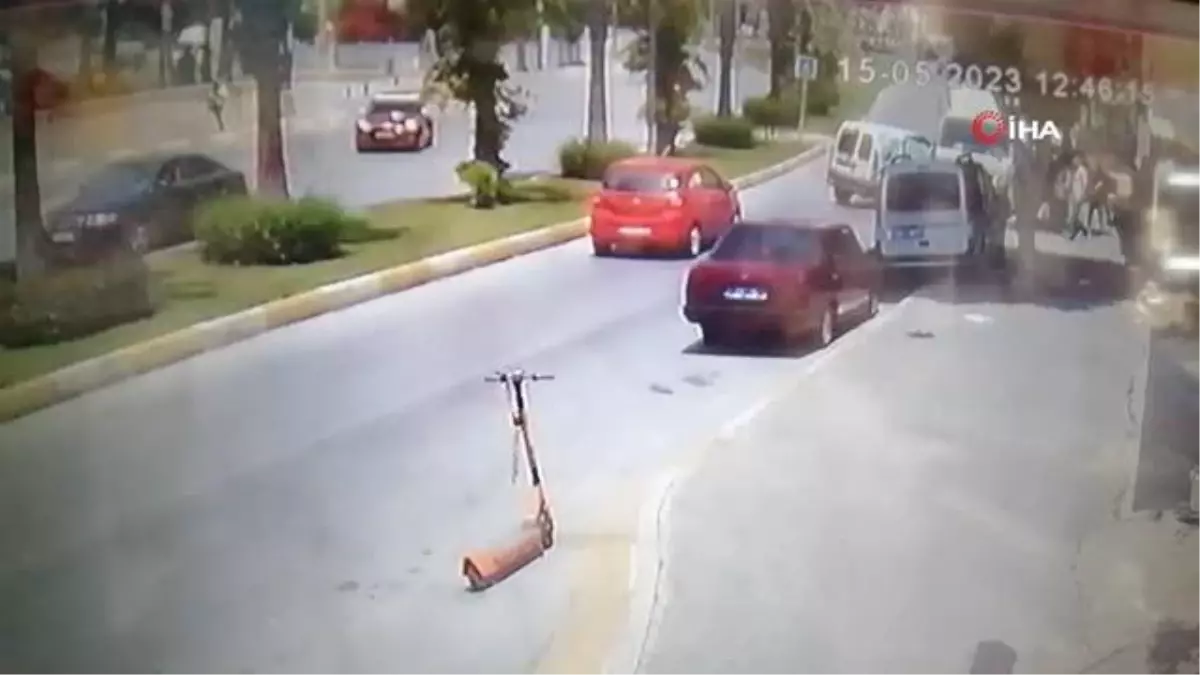 Antalya\'da Su Nakliyesi Yapan Araç Park Halindeki Kamyonete Çarptı