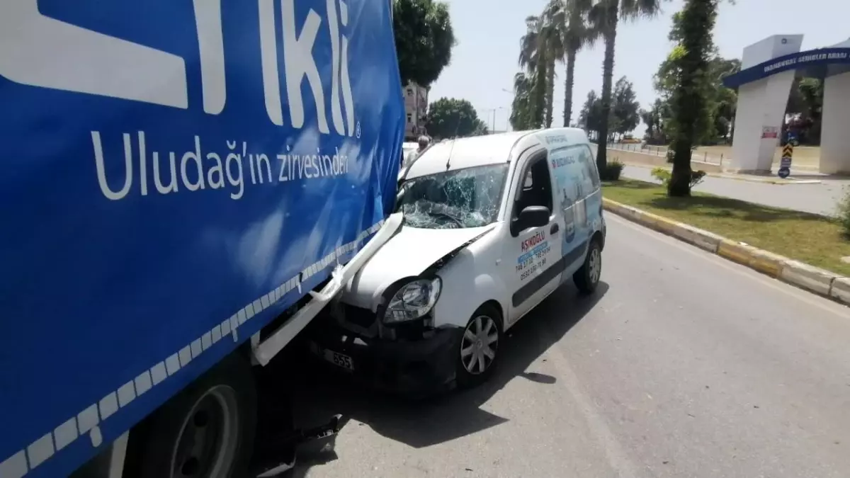 Antalya\'da Ticari Araç Kamyona Çarptı: Sürücü Hafif Yaralandı