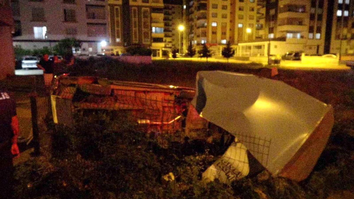 Adana\'da Alkollü Sürücü Çevre Yolunda Kaza Yaptı