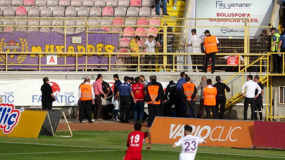 Boluspor-Eyüpspor maçında taraftarlar arasında arbede yaşandı