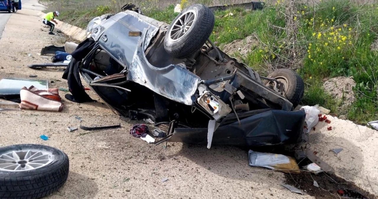 Kütahya\'da Otomobil Takla Attı: 3 Kişi Yaralandı