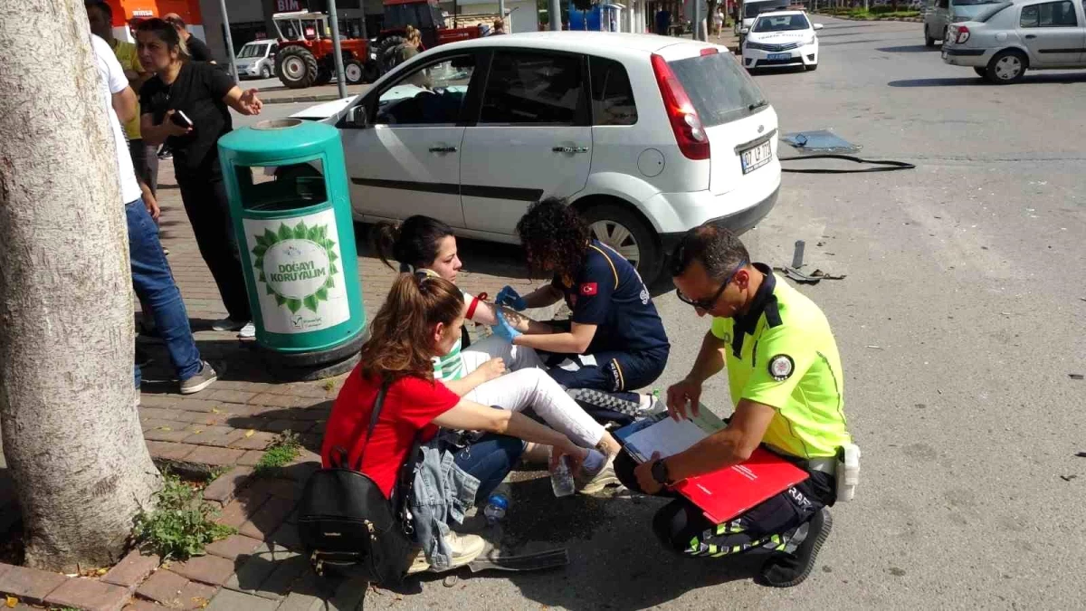 Antalya\'da Trafik Kazası: 4 Kişi Yaralandı