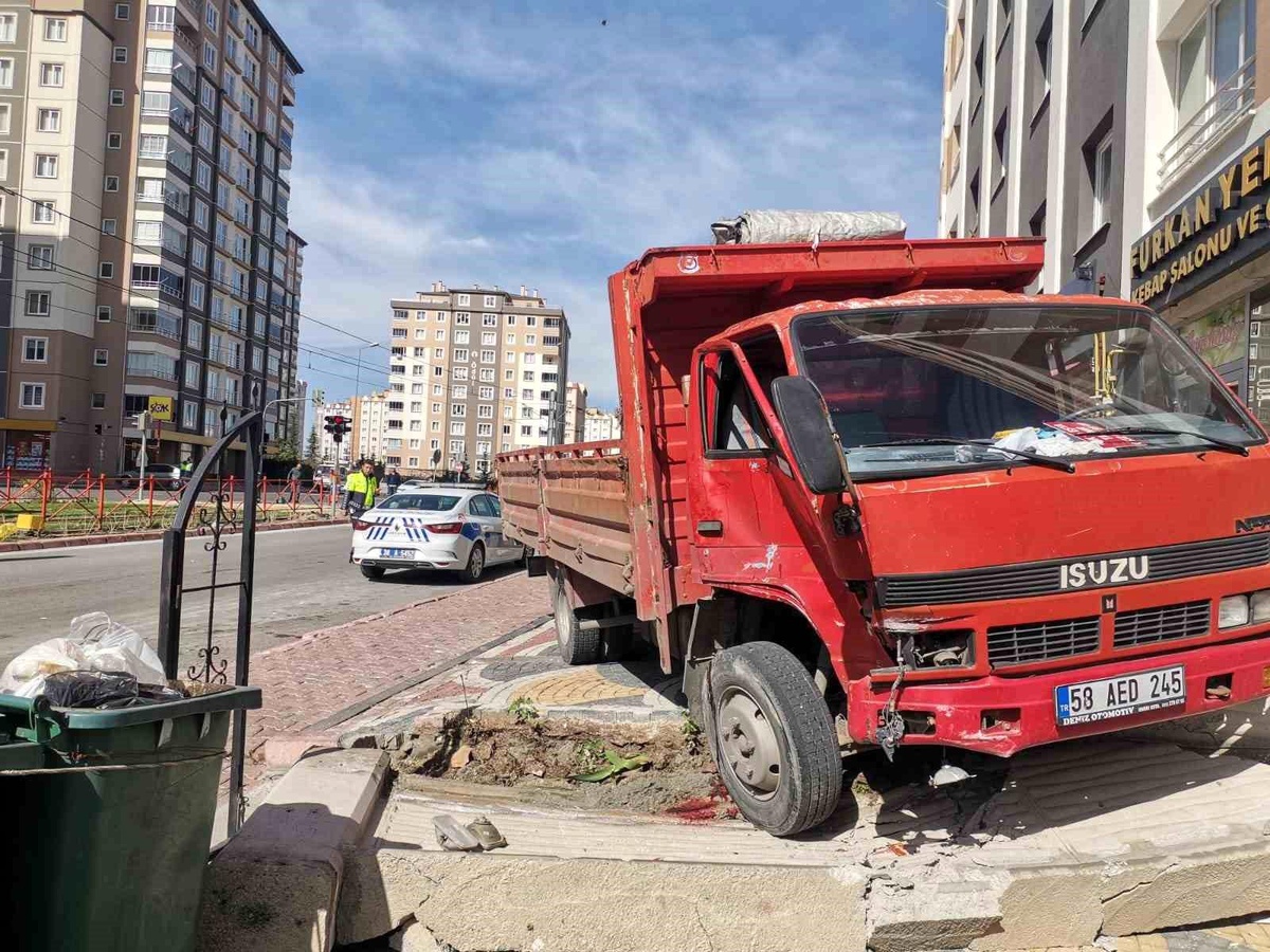 Kayseri\'de tramvay ile kamyonet çarpıştı: 1 yaralı