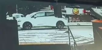 Ümraniyede otomobilin kadına çarptığı anlar kamerada