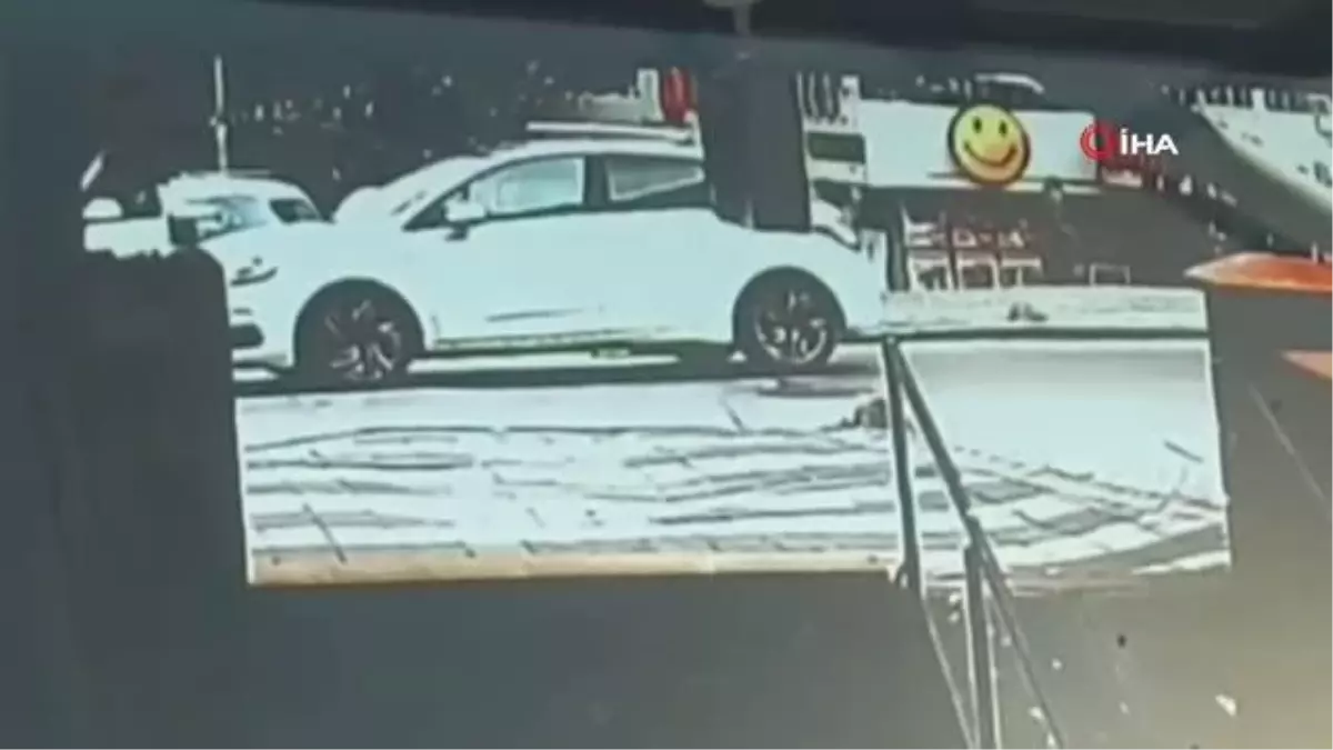 Ümraniyede otomobilin kadına çarptığı anlar kamerada