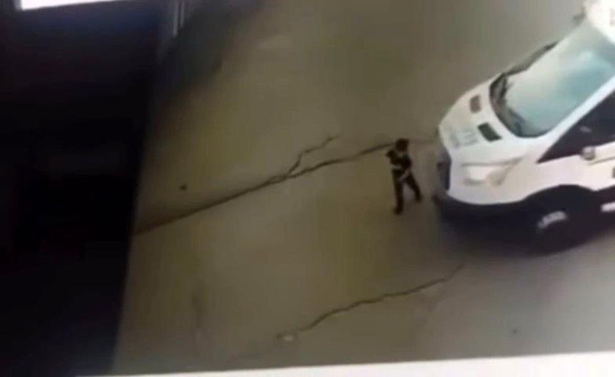 3 yaşındaki çocuk minibüsün altında kalarak ağır yaralandı