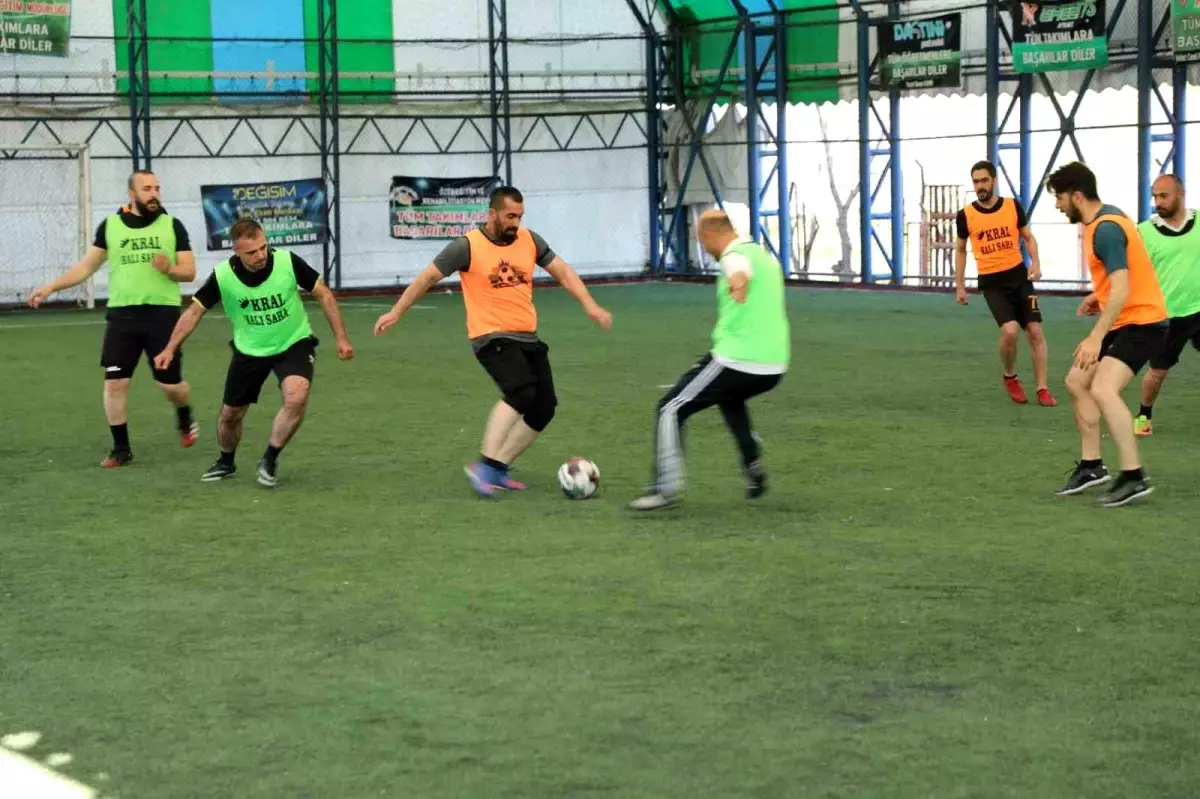 Ağrı İl Milli Eğitim Müdürü Öğretmenler Arası Futbol Turnuvasında Tatlı İkram Etti