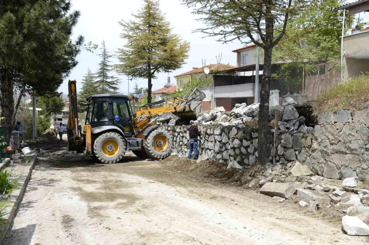 Isparta Belediyesi Binbirevler Mahallesi\'nde Zarar Gören Taş Duvarı Yeniliyor