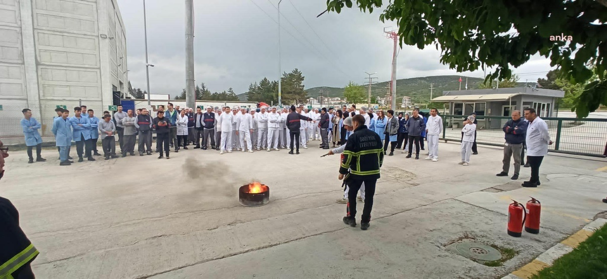 Bozüyük Belediyesi İtfaiyesi\'nden Fabrika Personeline Yangın Eğitimi