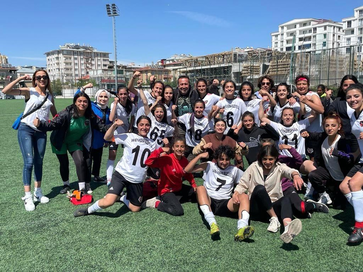 Büyükşehir Belediyespor Kadın Futbol Takımı Play-Off\'a kaldı
