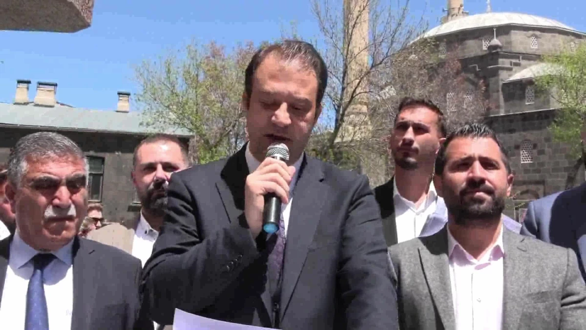 CHP Kars Milletvekili Alp, Kars Belediyesi Önünde: "28 Mayıs\'ta Seçimi Kazandığımızda Bu Kayyum Buradan Gidecek. Halkın İradesi Tecelli Edecek"
