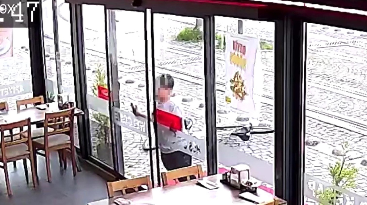 Çocuk hırsızın soğukkanlılığı kamerada: Önce sensörlü kapıyı açtı, sonra kasaya yöneldi