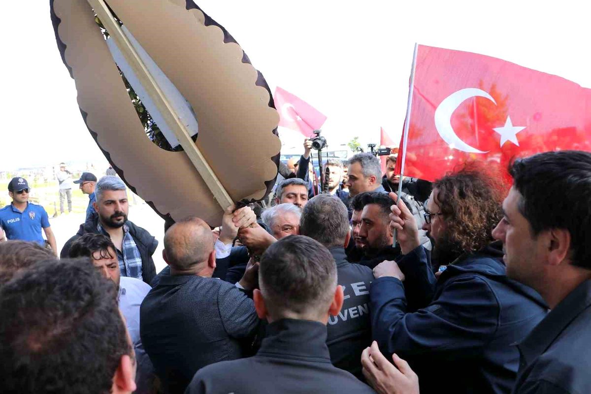 Depremzedeleri savunurken arbede ile karşılaştılar