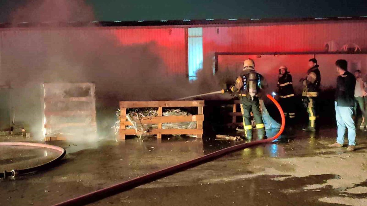 Gebze\'deki Duş Kabini Fabrikasında Yangın