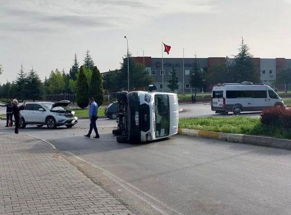 Eskişehir\'de Cipin Çarpması Sonucu Devrilen Minibüste 5 Kişi Yaralandı